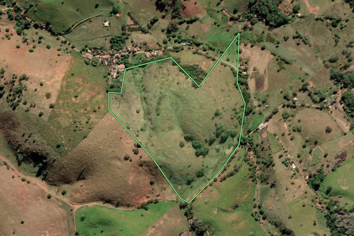 Imagem de satélite do imóvel rural em Italva (RJ), com o contorno declarado no CAR desenhado por cima.