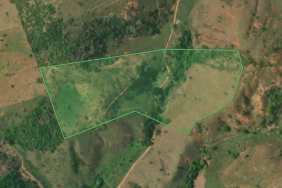 Imagem de satélite do imóvel rural em Italva (RJ), com o contorno declarado no CAR desenhado por cima.