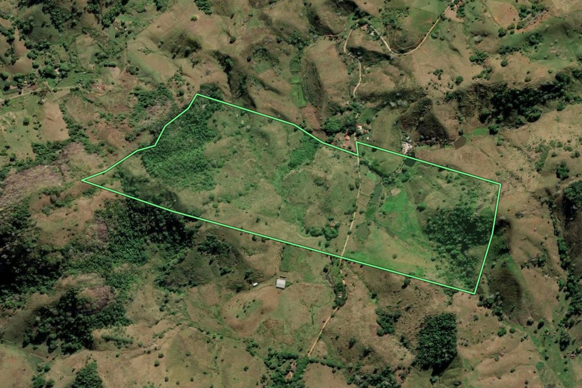 Imagem de satélite do imóvel rural em Italva (RJ), com o contorno declarado no CAR desenhado por cima.
