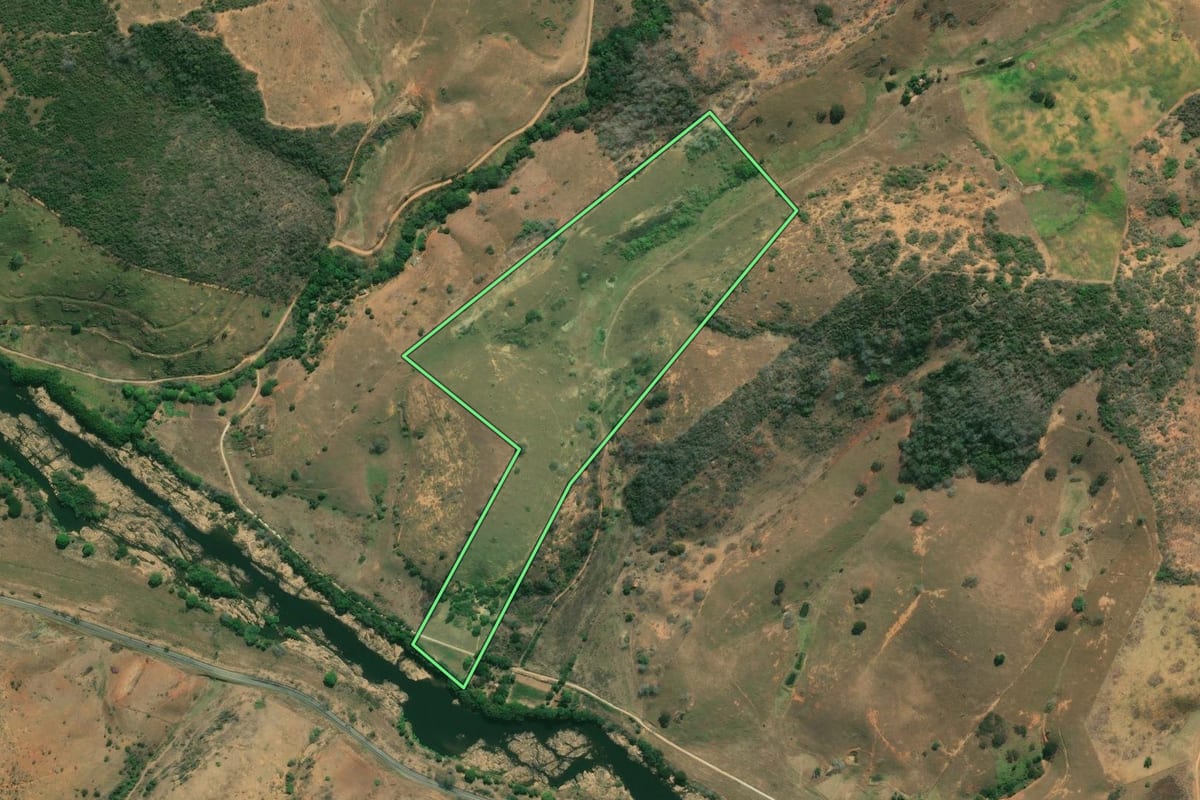 Imagem de satélite do imóvel rural em Italva (RJ), com o contorno declarado no CAR desenhado por cima.