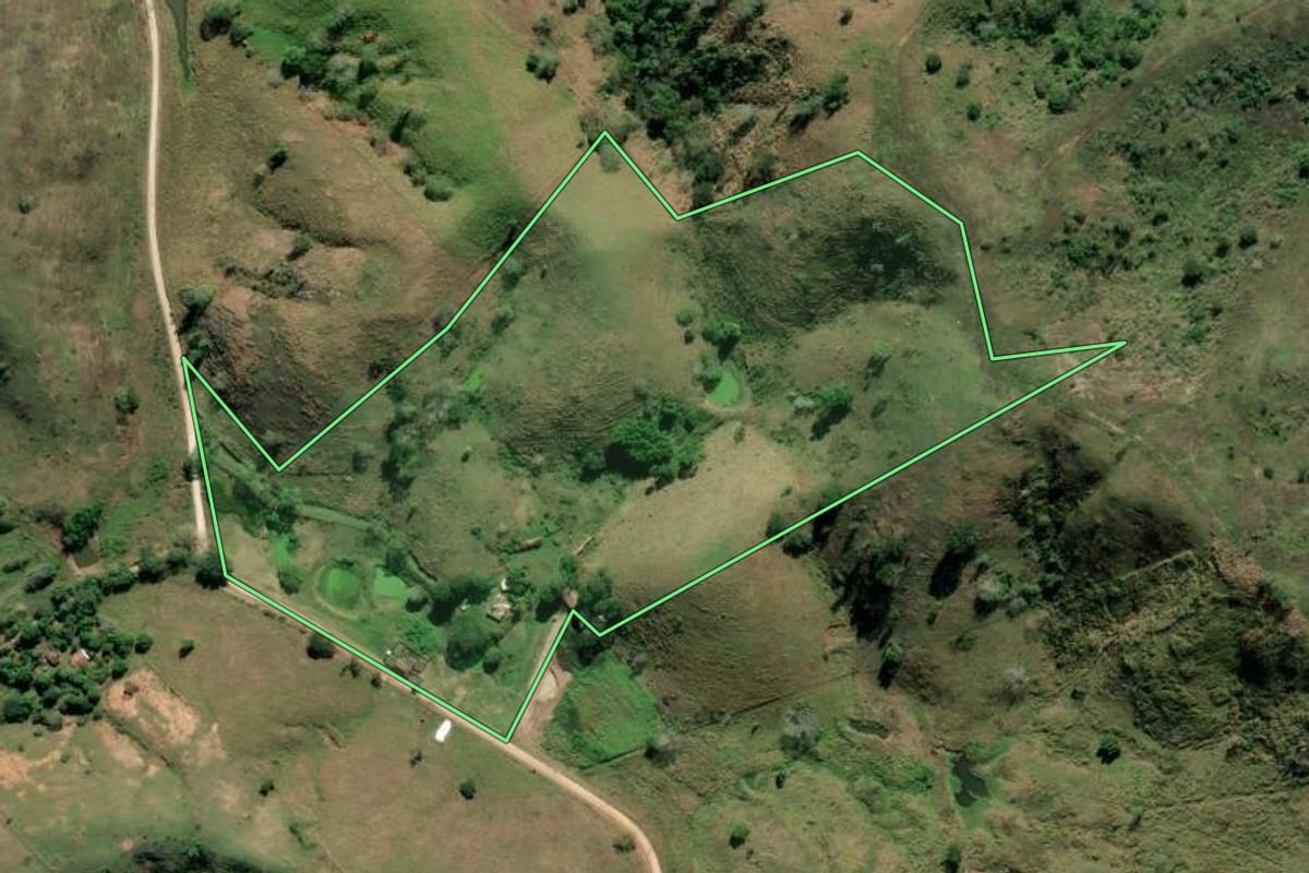 Imagem de satélite do imóvel rural em Italva (RJ), com o contorno declarado no CAR desenhado por cima.