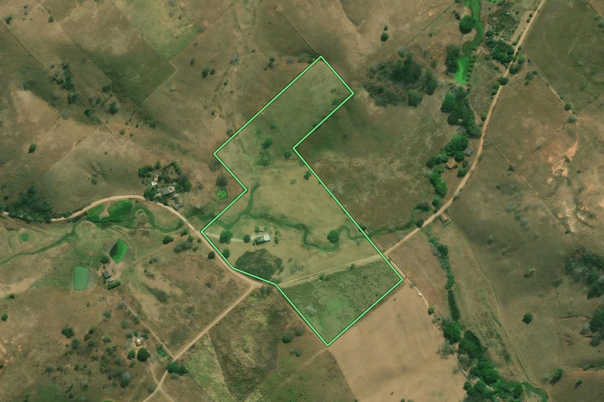 Imagem de satélite do imóvel rural em Italva (RJ), com o contorno declarado no CAR desenhado por cima.