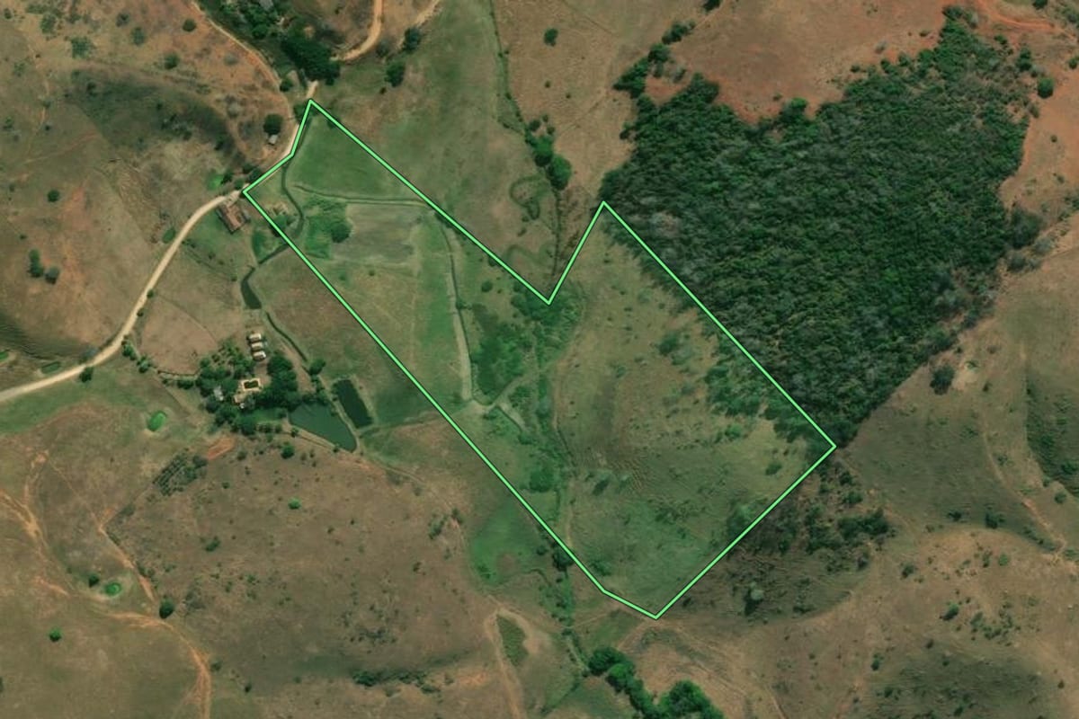 Imagem de satélite do imóvel rural em Italva (RJ), com o contorno declarado no CAR desenhado por cima.