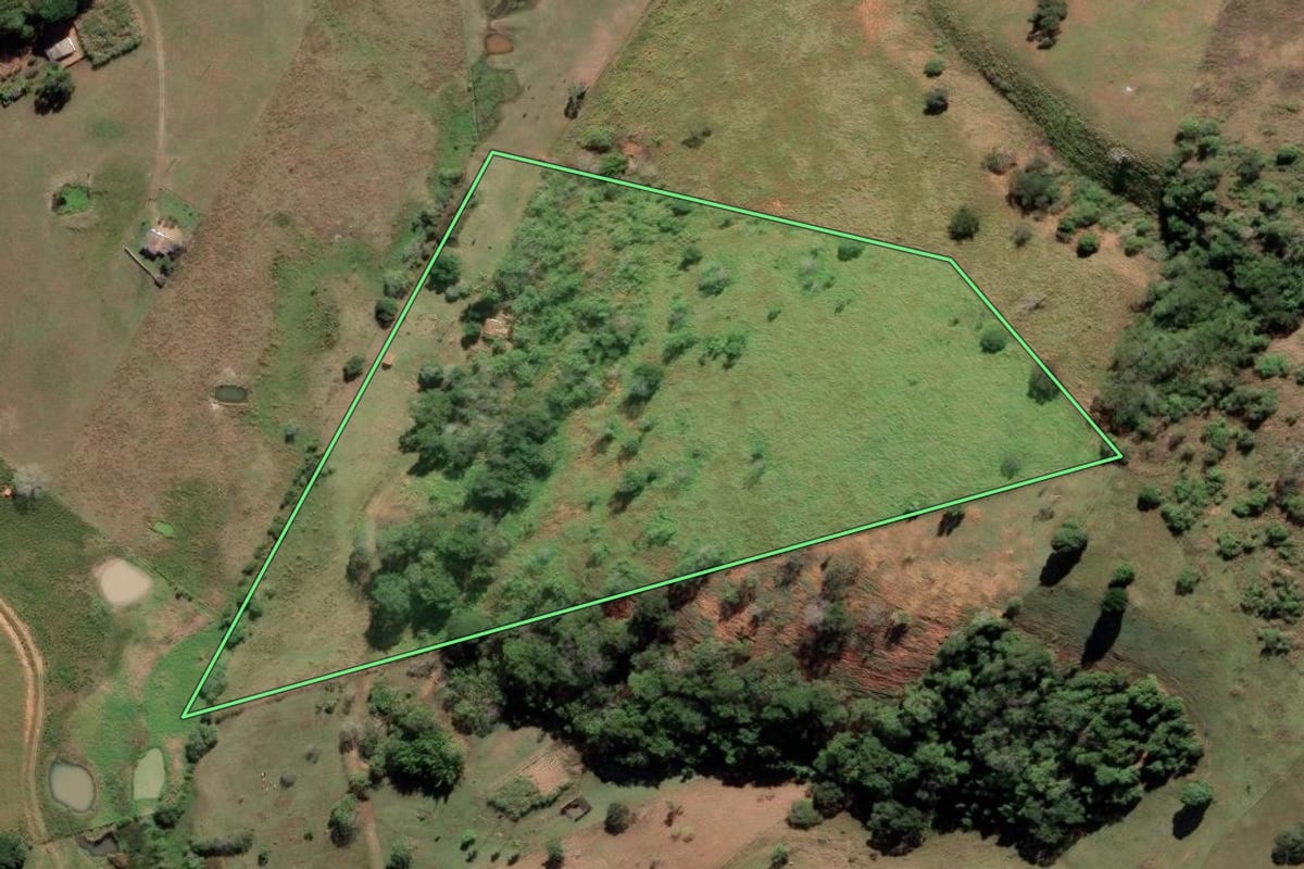 Imagem de satélite do imóvel rural em Italva (RJ), com o contorno declarado no CAR desenhado por cima.