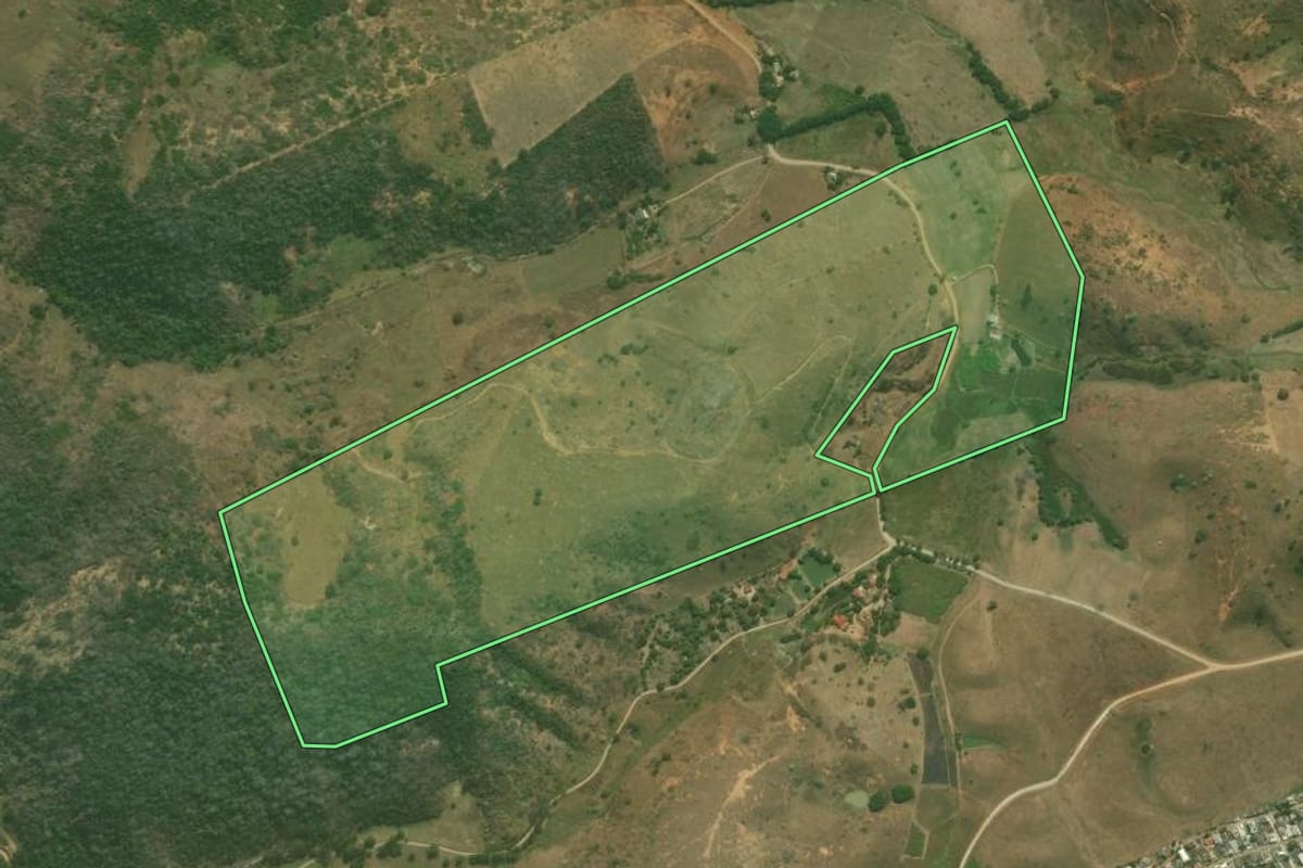Imagem de satélite do imóvel rural em Italva (RJ), com o contorno declarado no CAR desenhado por cima.