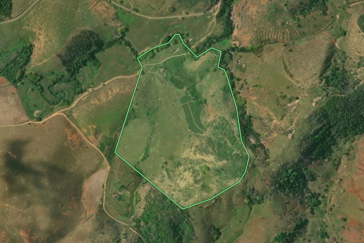 Imagem de satélite do imóvel rural em Italva (RJ), com o contorno declarado no CAR desenhado por cima.