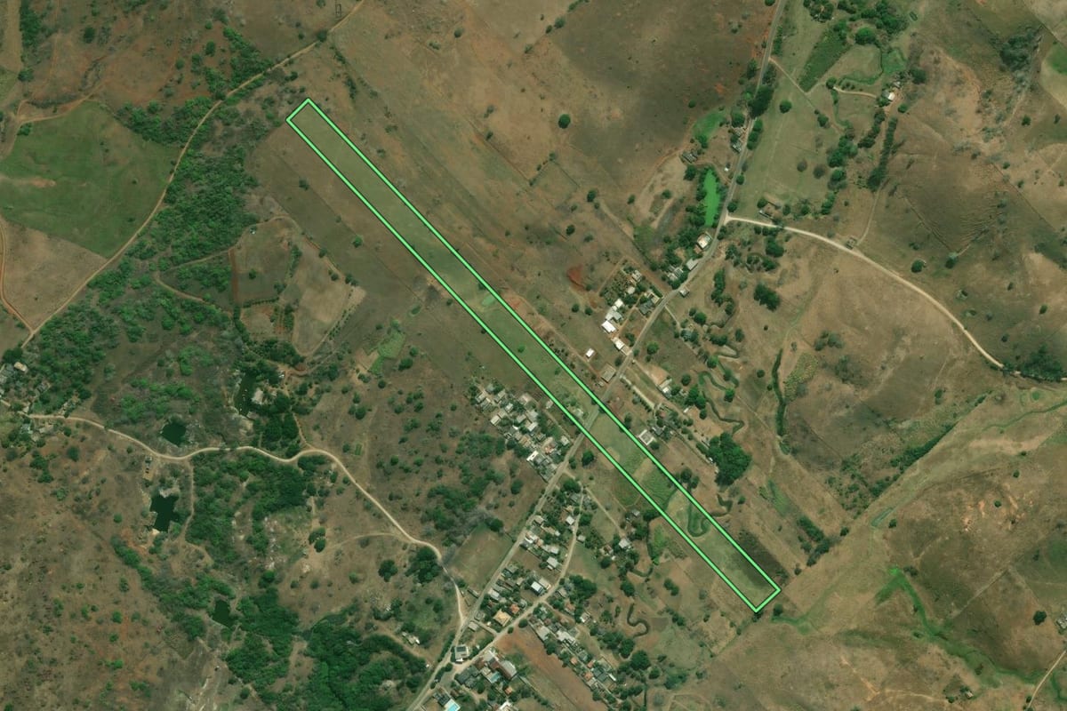 Imagem de satélite do imóvel rural em Italva (RJ), com o contorno declarado no CAR desenhado por cima.