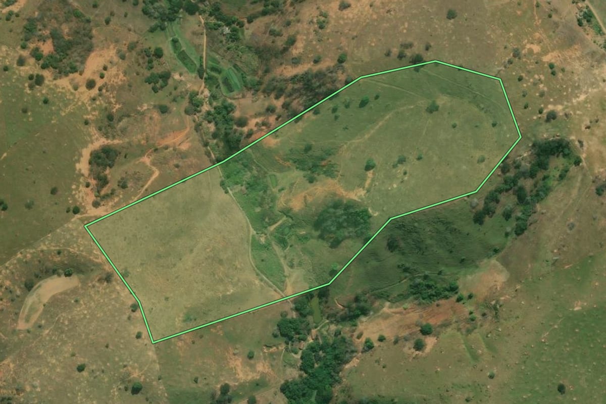 Imagem de satélite do imóvel rural em Italva (RJ), com o contorno declarado no CAR desenhado por cima.
