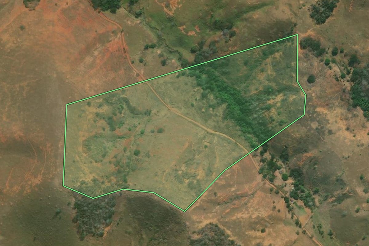 Imagem de satélite do imóvel rural em Italva (RJ), com o contorno declarado no CAR desenhado por cima.