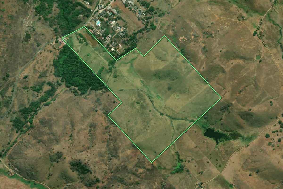 Imagem de satélite do imóvel rural em Italva (RJ), com o contorno declarado no CAR desenhado por cima.