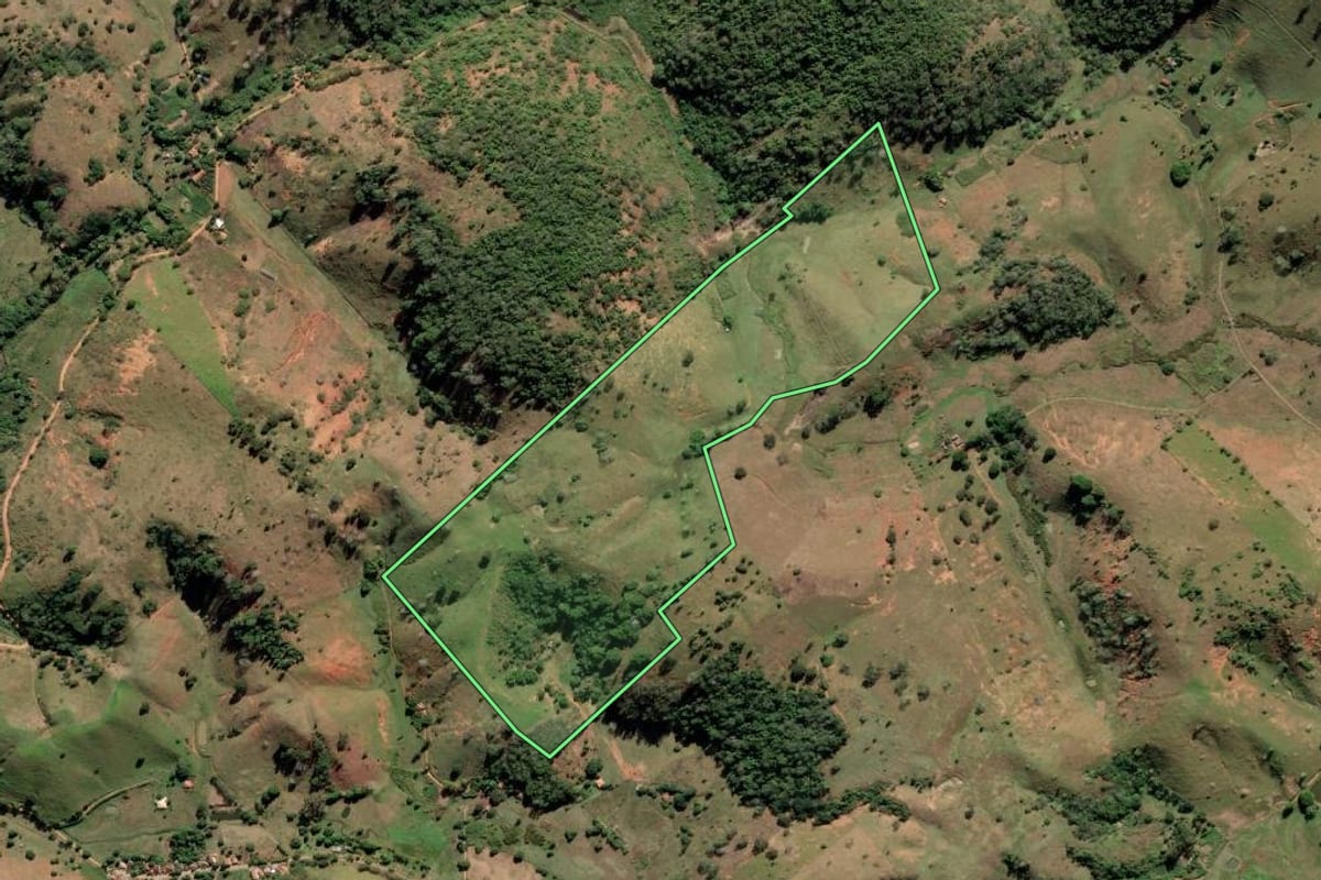 Imagem de satélite do imóvel rural em Italva (RJ), com o contorno declarado no CAR desenhado por cima.