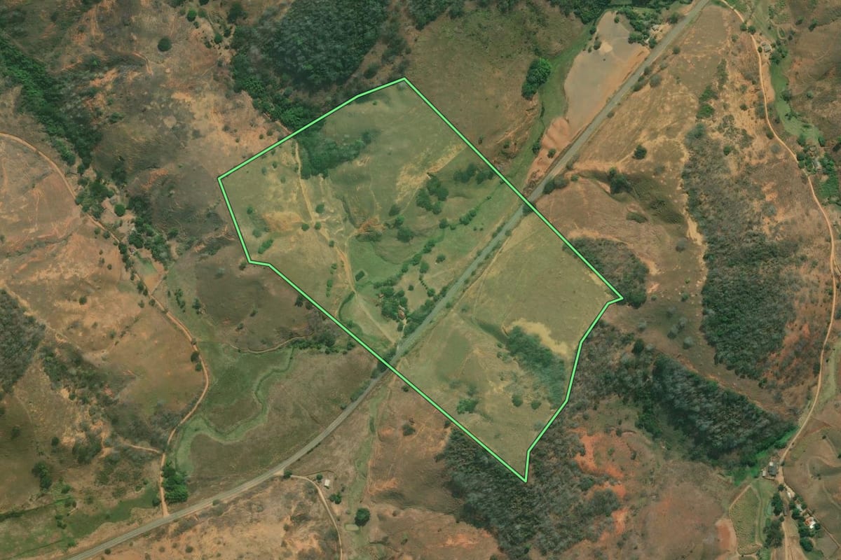 Imagem de satélite do imóvel rural em Italva (RJ), com o contorno declarado no CAR desenhado por cima.
