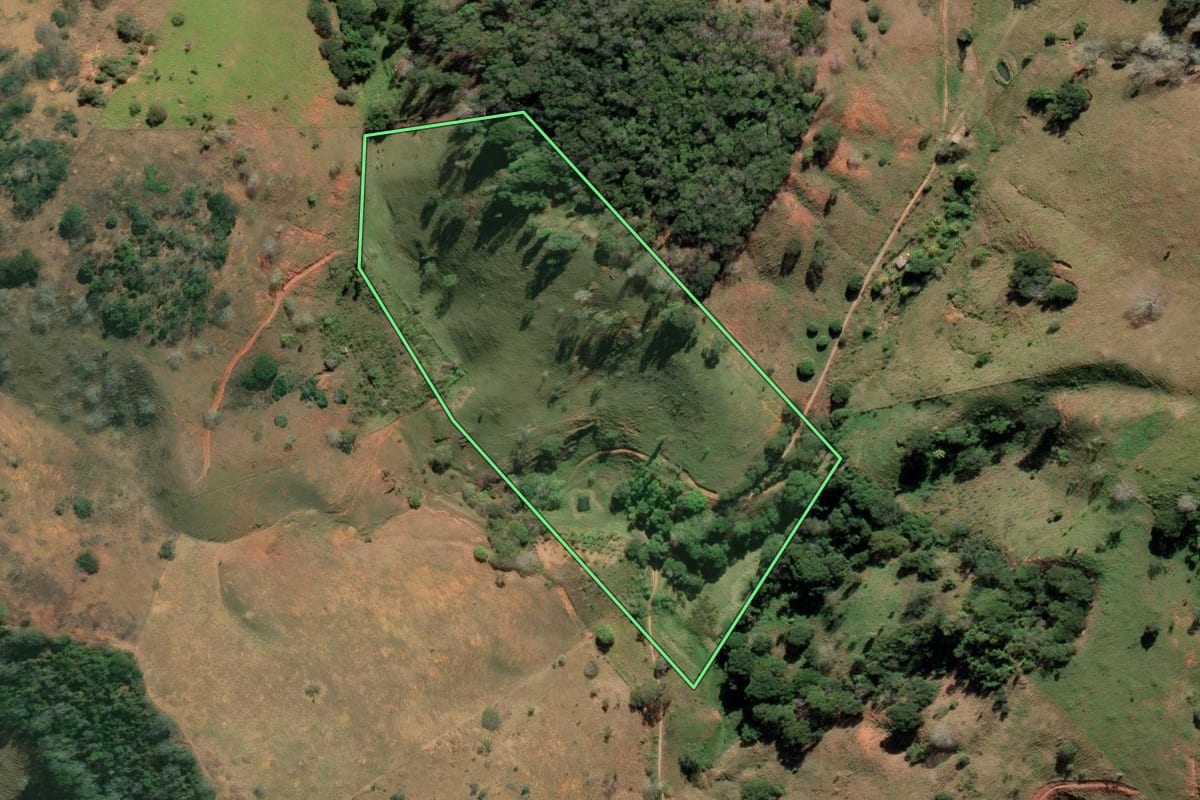 Imagem de satélite do imóvel rural em Italva (RJ), com o contorno declarado no CAR desenhado por cima.