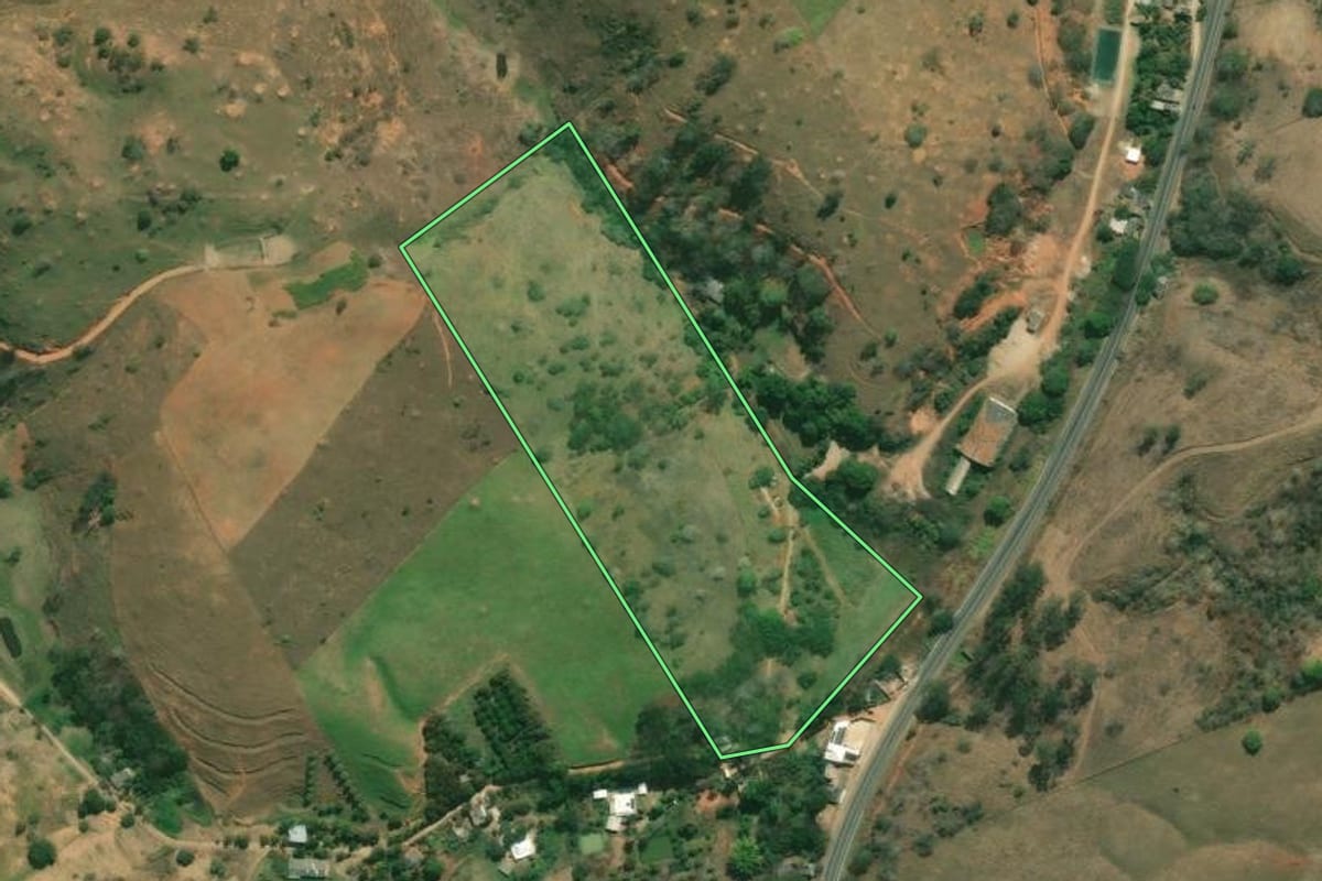 Imagem de satélite do imóvel rural em Italva (RJ), com o contorno declarado no CAR desenhado por cima.
