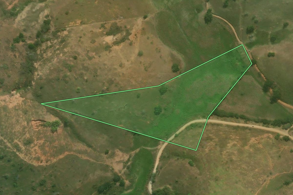 Imagem de satélite do imóvel rural em Italva (RJ), com o contorno declarado no CAR desenhado por cima.