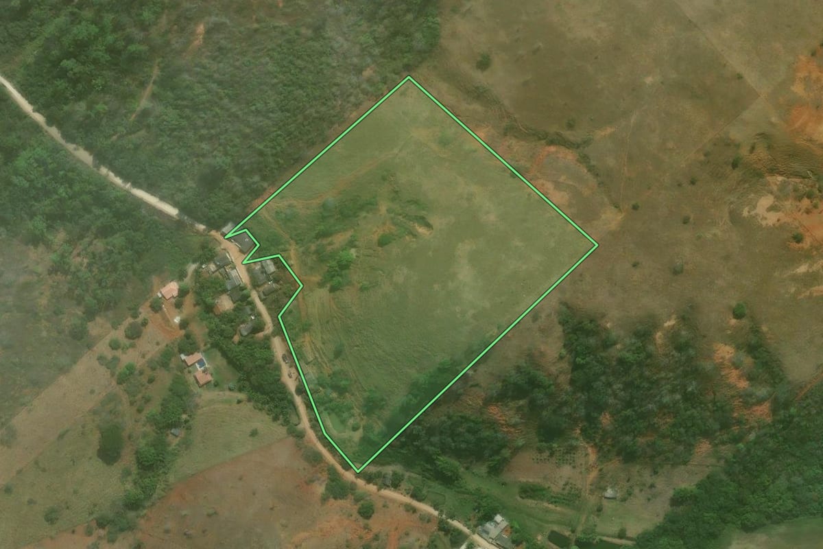 Imagem de satélite do imóvel rural em Italva (RJ), com o contorno declarado no CAR desenhado por cima.