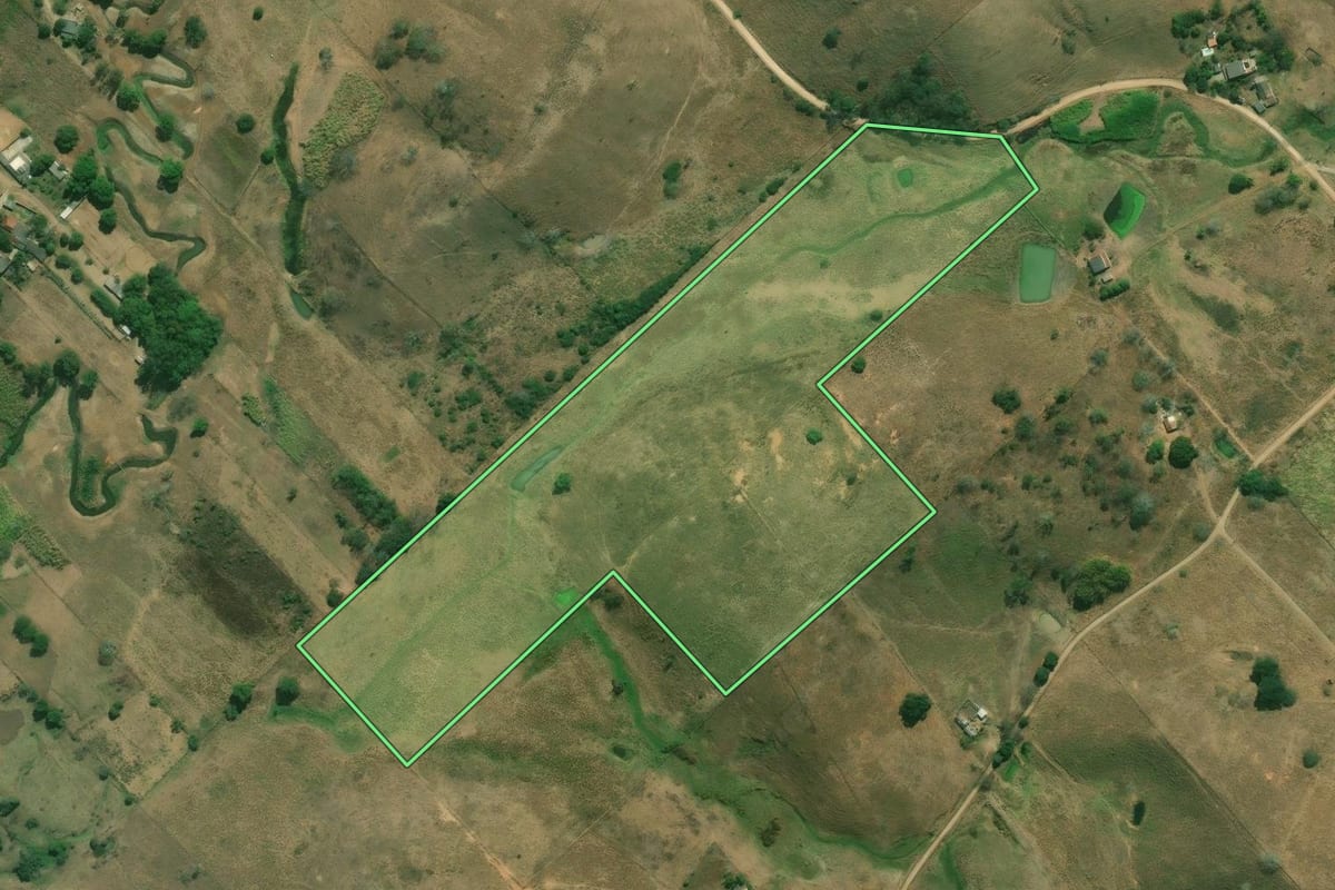 Imagem de satélite do imóvel rural em Italva (RJ), com o contorno declarado no CAR desenhado por cima.