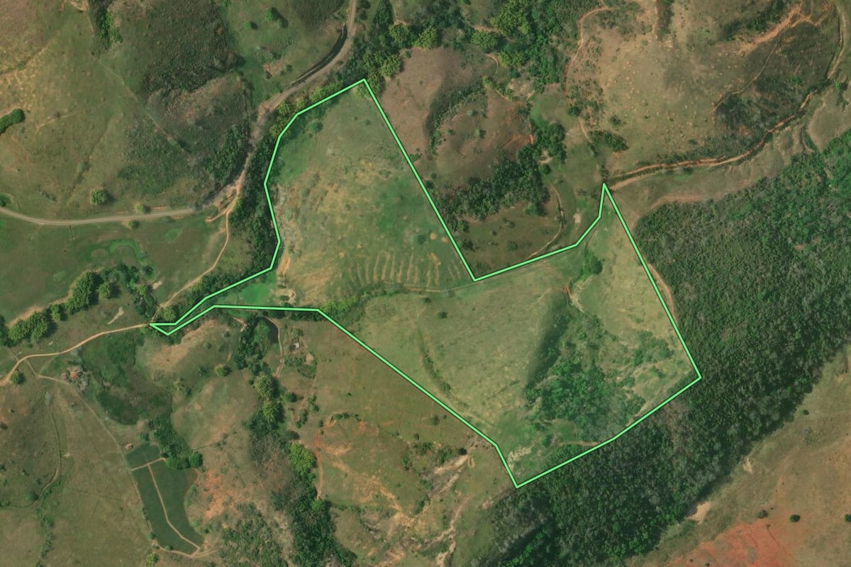 Imagem de satélite do imóvel rural em Italva (RJ), com o contorno declarado no CAR desenhado por cima.