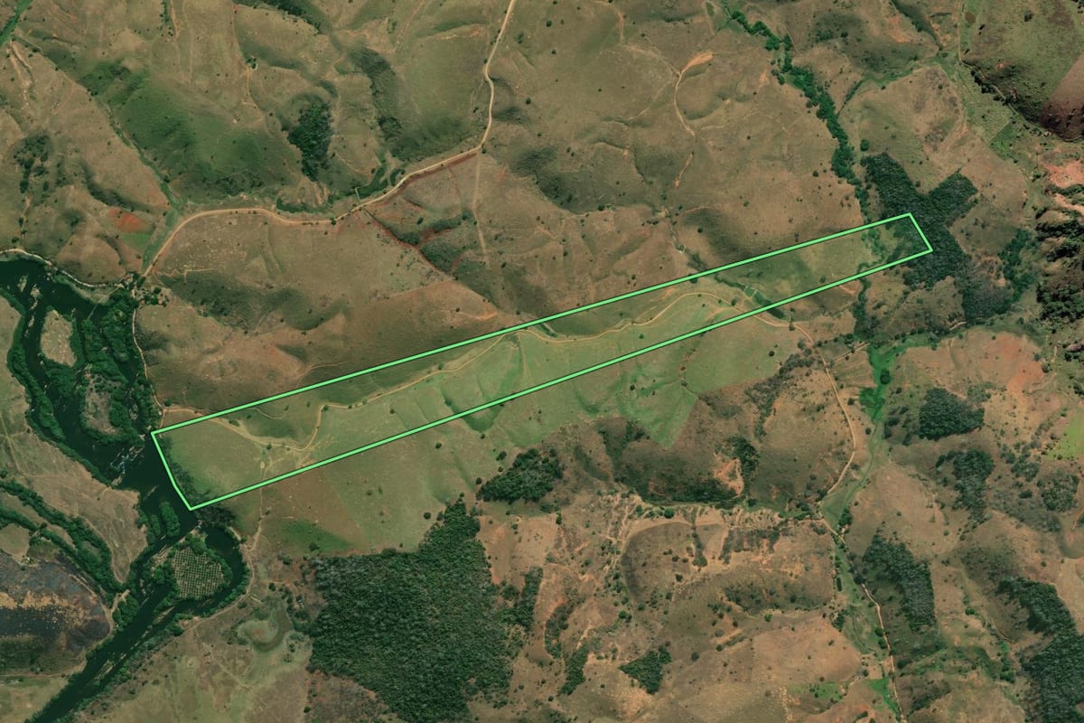 Imagem de satélite do imóvel rural em Italva (RJ), com o contorno declarado no CAR desenhado por cima.