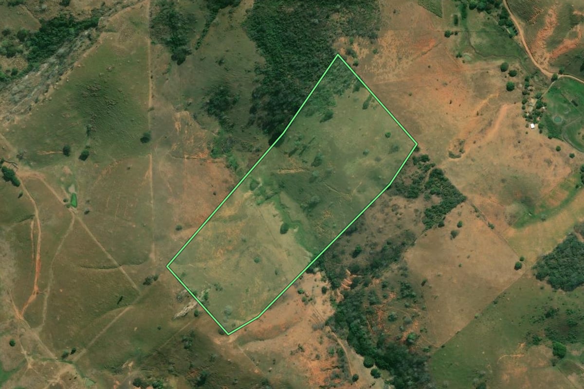 Imagem de satélite do imóvel rural em Italva (RJ), com o contorno declarado no CAR desenhado por cima.