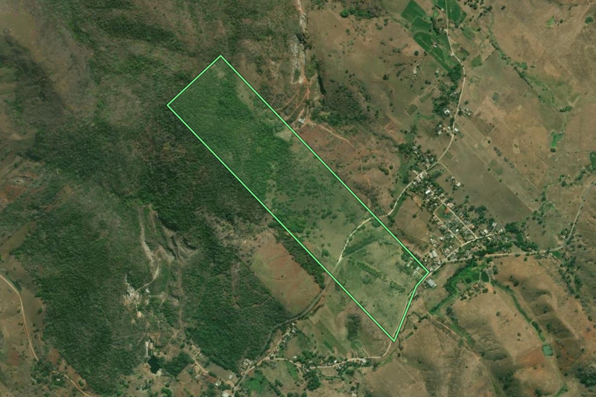 Imagem de satélite do imóvel rural em Italva (RJ), com o contorno declarado no CAR desenhado por cima.