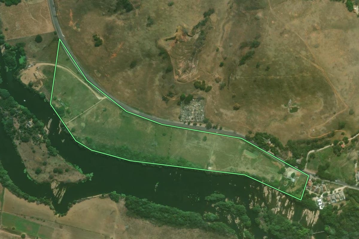 Imagem de satélite do imóvel rural em Italva (RJ), com o contorno declarado no CAR desenhado por cima.