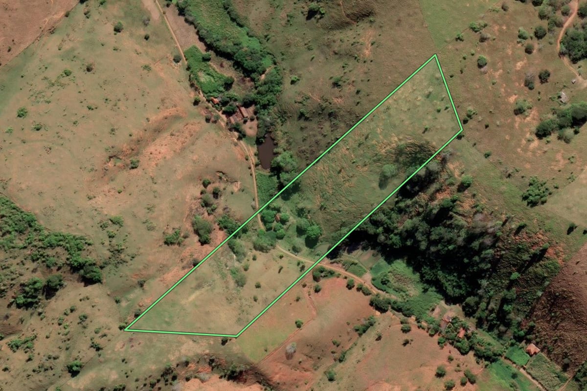 Imagem de satélite do imóvel rural em Italva (RJ), com o contorno declarado no CAR desenhado por cima.