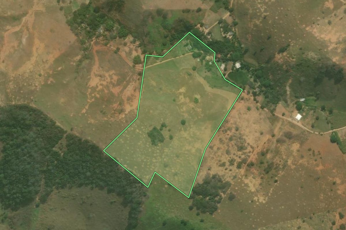 Imagem de satélite do imóvel rural em Italva (RJ), com o contorno declarado no CAR desenhado por cima.