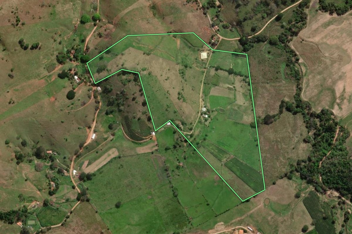 Imagem de satélite do imóvel rural em Itaocara (RJ), com o contorno declarado no CAR desenhado por cima.