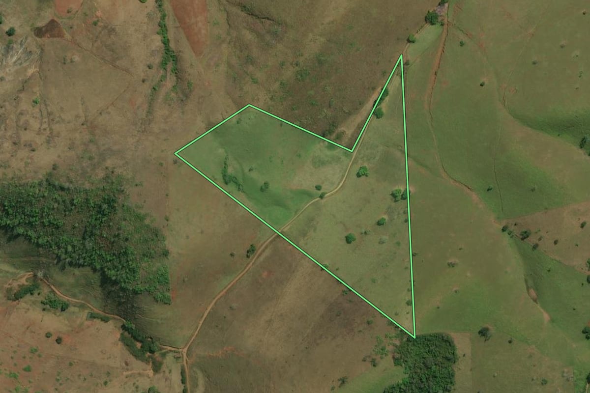 Imagem de satélite do imóvel rural em Itaocara (RJ), com o contorno declarado no CAR desenhado por cima.