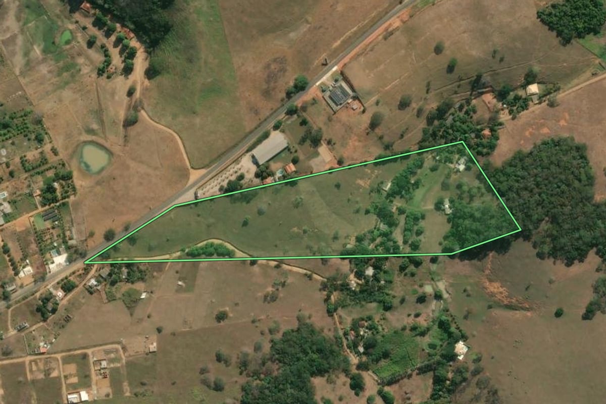 Imagem de satélite do imóvel rural em Itaocara (RJ), com o contorno declarado no CAR desenhado por cima.