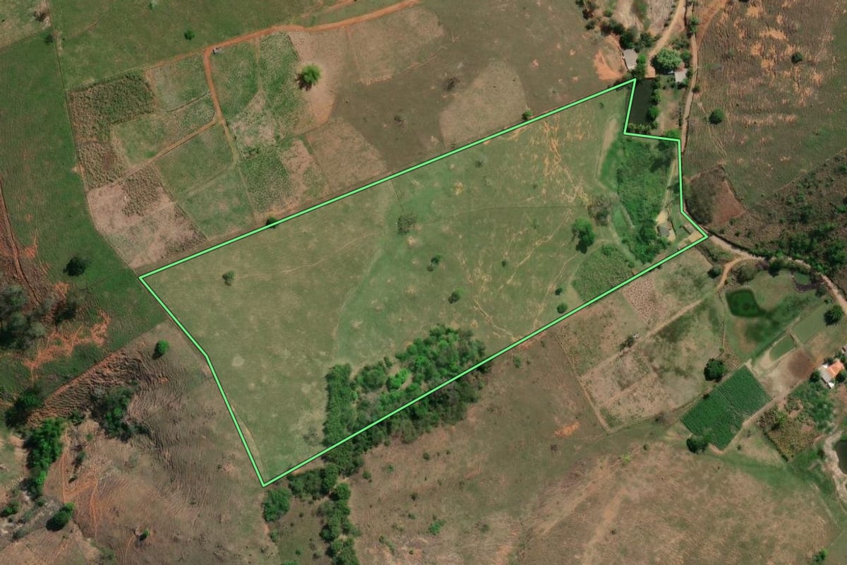 Imagem de satélite do imóvel rural em Itaocara (RJ), com o contorno declarado no CAR desenhado por cima.