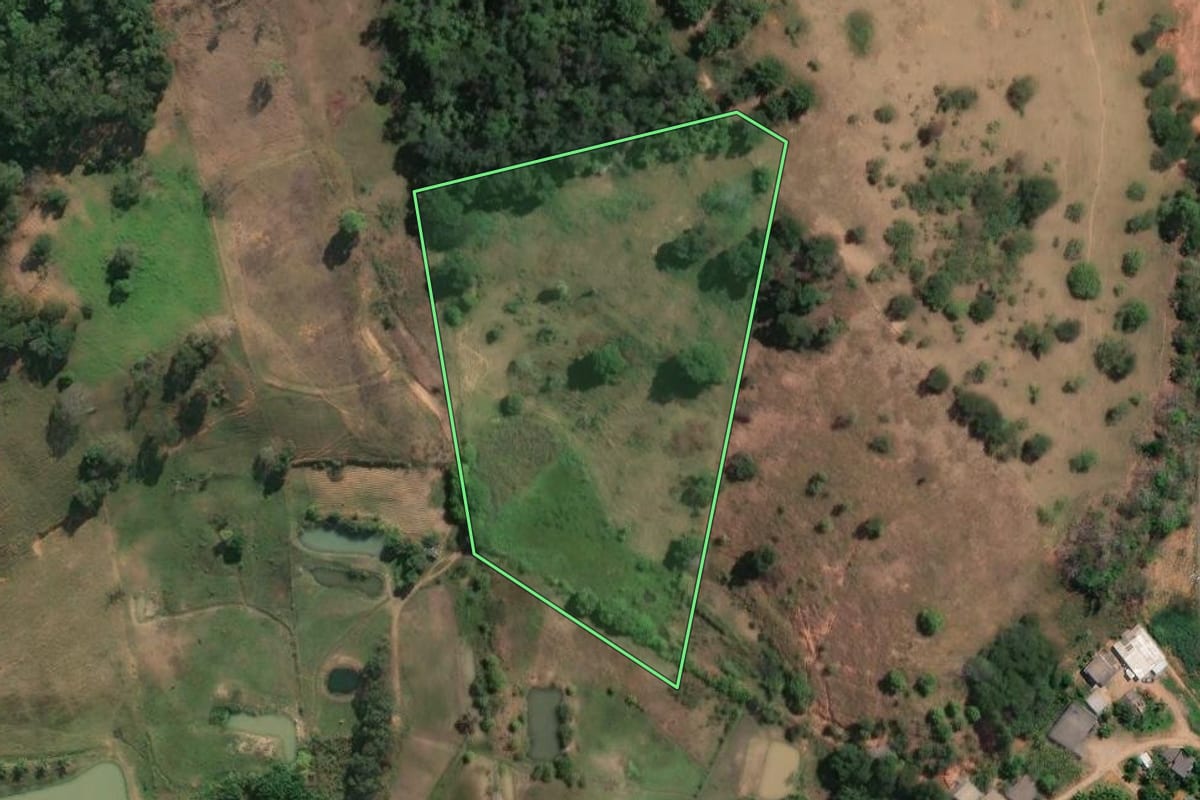 Imagem de satélite do imóvel rural em Itaocara (RJ), com o contorno declarado no CAR desenhado por cima.