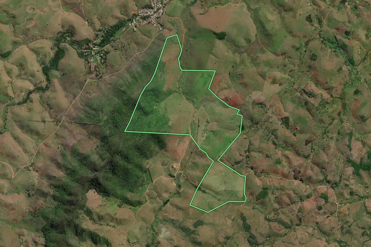 Imagem de satélite do imóvel rural em Itaocara (RJ), com o contorno declarado no CAR desenhado por cima.