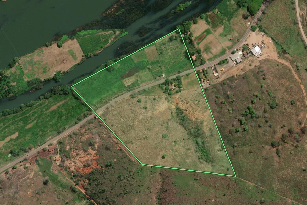 Imagem de satélite do imóvel rural em Itaocara (RJ), com o contorno declarado no CAR desenhado por cima.