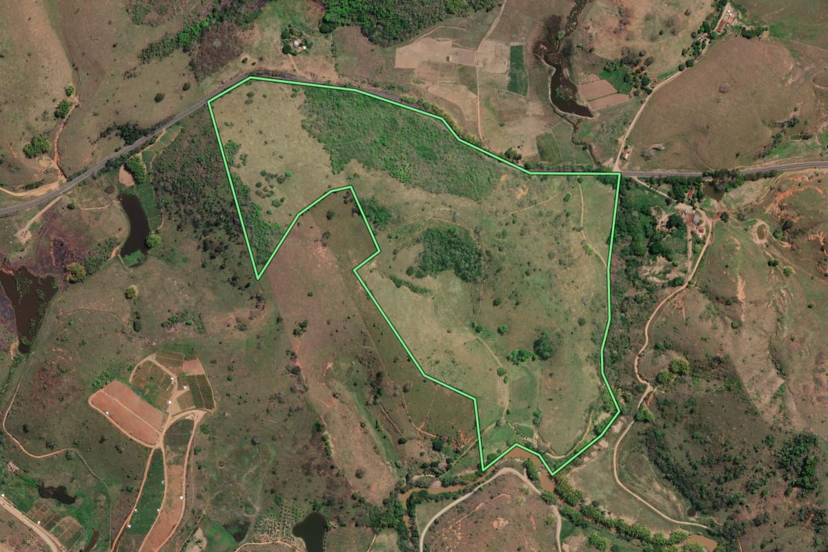 Imagem de satélite do imóvel rural em Itaocara (RJ), com o contorno declarado no CAR desenhado por cima.