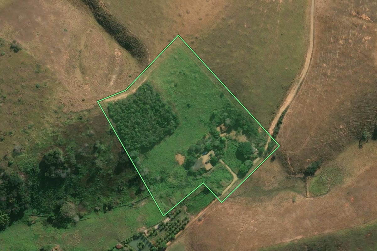 Imagem de satélite do imóvel rural em Itaocara (RJ), com o contorno declarado no CAR desenhado por cima.