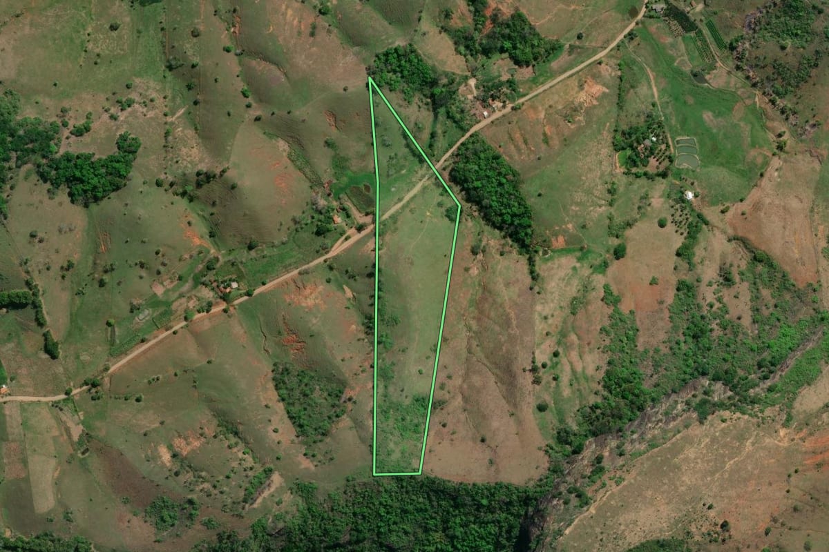 Imagem de satélite do imóvel rural em Itaocara (RJ), com o contorno declarado no CAR desenhado por cima.