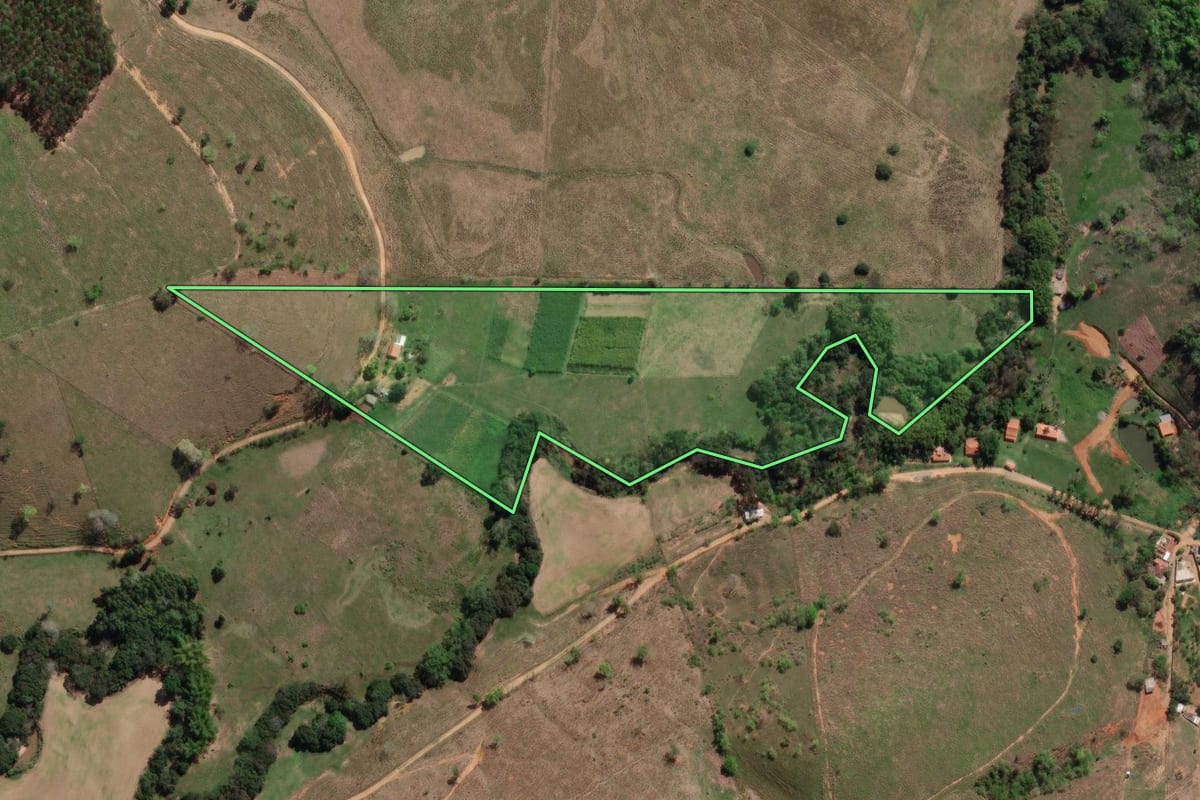 Imagem de satélite do imóvel rural em Itaocara (RJ), com o contorno declarado no CAR desenhado por cima.