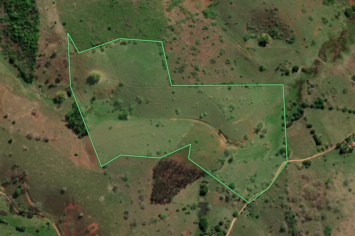 Imagem de satélite do imóvel rural em Itaocara (RJ), com o contorno declarado no CAR desenhado por cima.