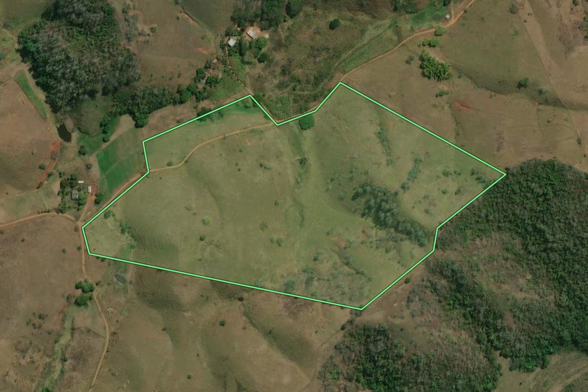 Imagem de satélite do imóvel rural em Itaocara (RJ), com o contorno declarado no CAR desenhado por cima.