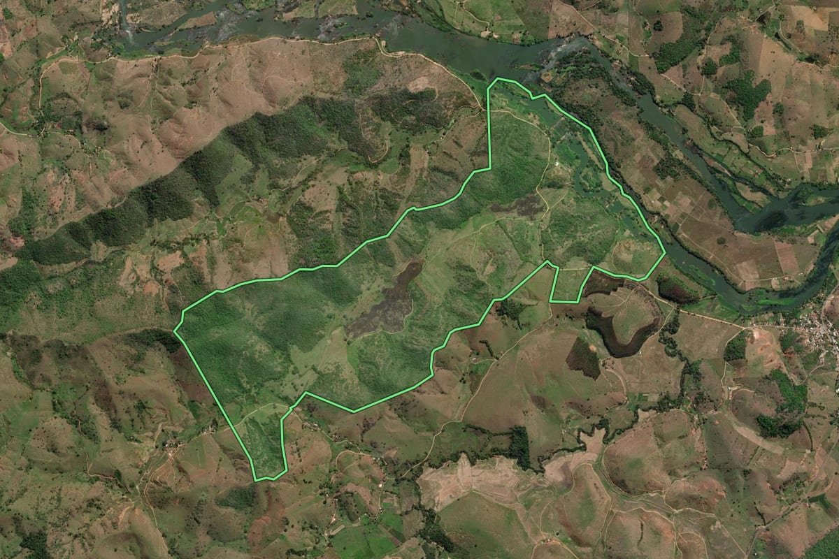 Imagem de satélite do imóvel rural em Itaocara (RJ), com o contorno declarado no CAR desenhado por cima.