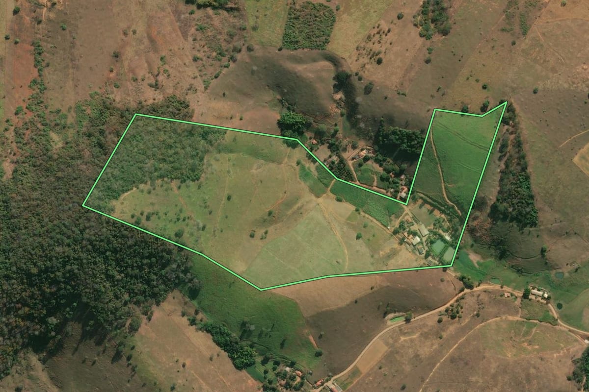 Imagem de satélite do imóvel rural em Itaocara (RJ), com o contorno declarado no CAR desenhado por cima.