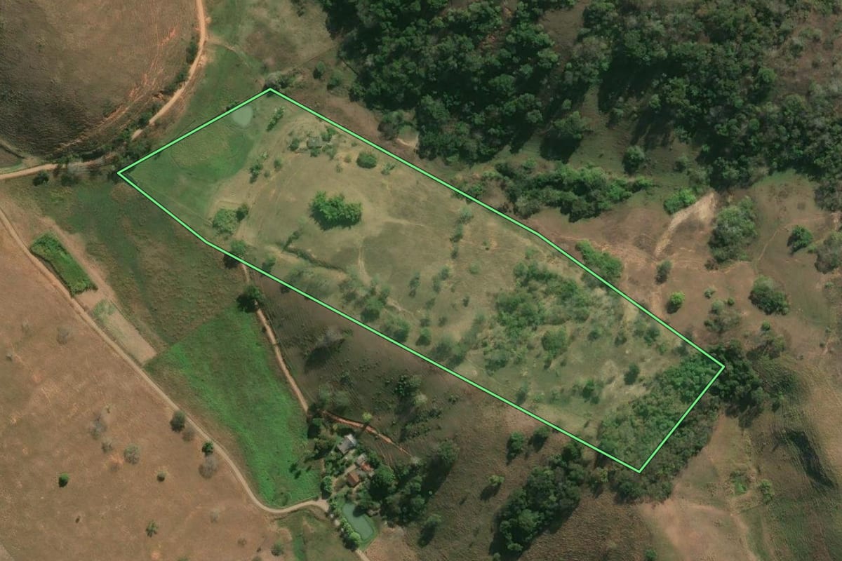 Imagem de satélite do imóvel rural em Itaocara (RJ), com o contorno declarado no CAR desenhado por cima.