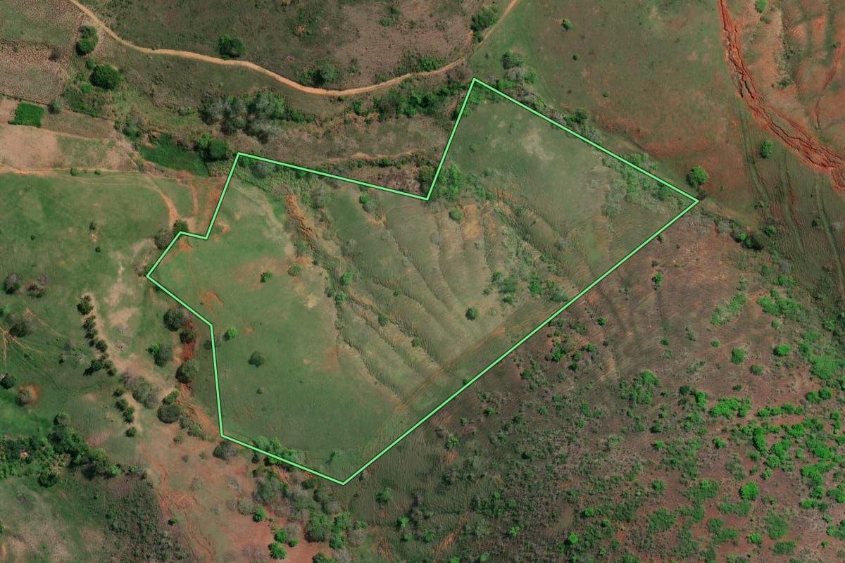 Imagem de satélite do imóvel rural em Itaocara (RJ), com o contorno declarado no CAR desenhado por cima.