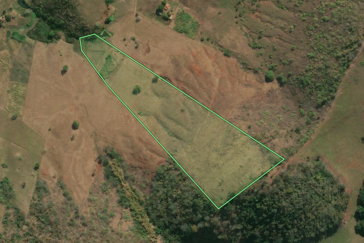 Imagem de satélite do imóvel rural em Itaocara (RJ), com o contorno declarado no CAR desenhado por cima.