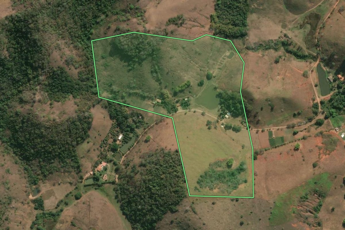Imagem de satélite do imóvel rural em Itaocara (RJ), com o contorno declarado no CAR desenhado por cima.