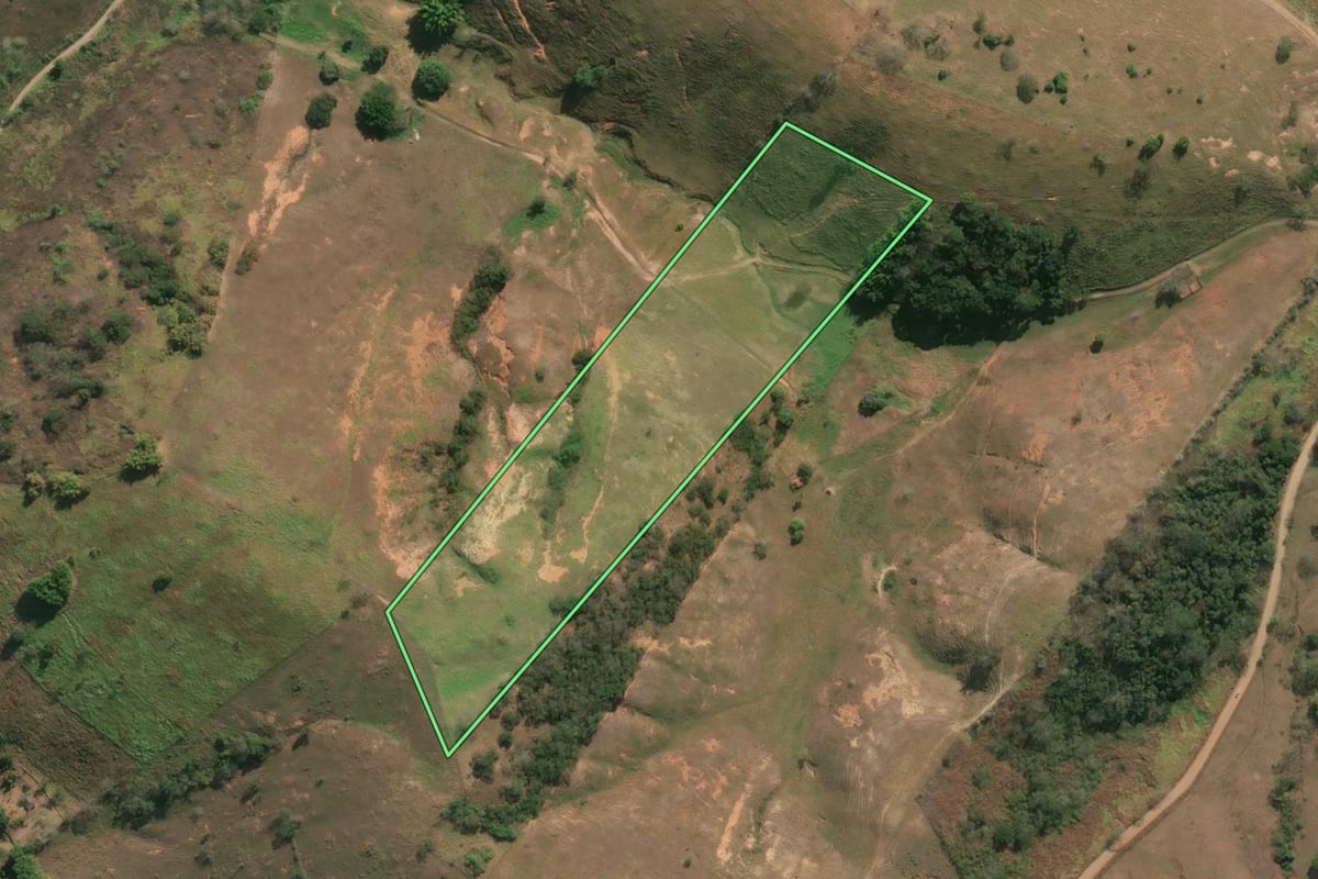 Imagem de satélite do imóvel rural em Itaocara (RJ), com o contorno declarado no CAR desenhado por cima.
