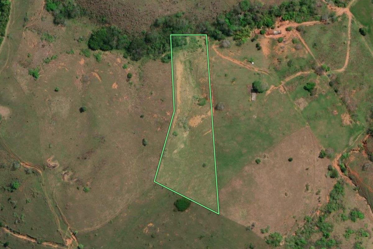 Imagem de satélite do imóvel rural em Itaocara (RJ), com o contorno declarado no CAR desenhado por cima.