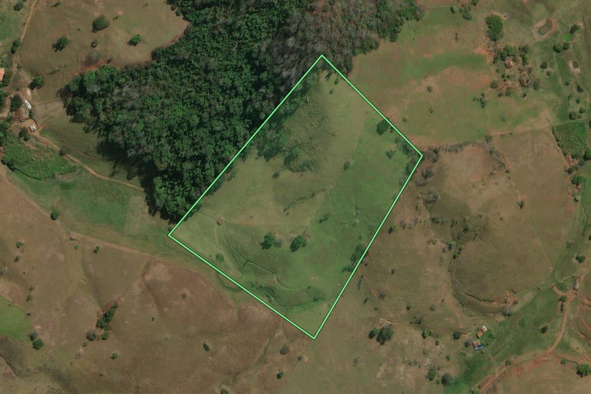 Imagem de satélite do imóvel rural em Itaocara (RJ), com o contorno declarado no CAR desenhado por cima.